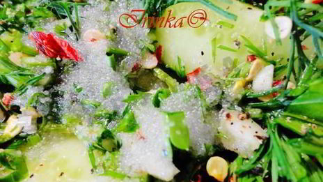 быстромаринованные огурцы в контейнере