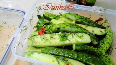 быстромаринованные огурцы в контейнере