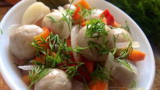 Быстрые маринованные шампиньоны с овощами