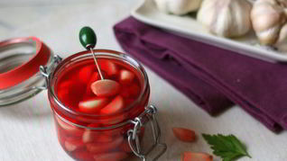 Чеснок, маринованный со свекольным соком