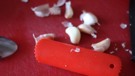 чеснок, маринованный со свекольным соком