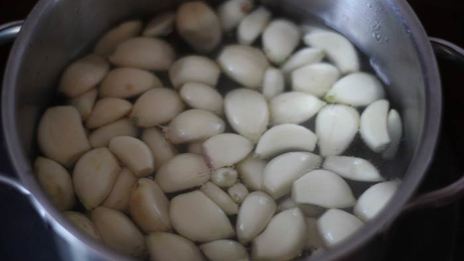 чеснок, маринованный со свекольным соком