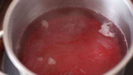 чеснок, маринованный со свекольным соком