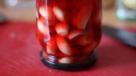 чеснок, маринованный со свекольным соком