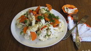 Маринованная цветная капуста с морковкой