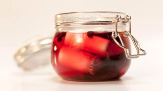 Маринованный лук-порей с каркаде