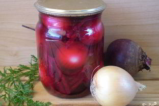 Маринованный лук со свеклой на зиму