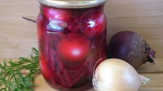 Маринованный лук со свеклой на зиму