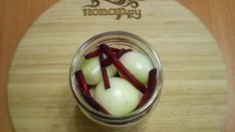 маринованный лук со свеклой на зиму