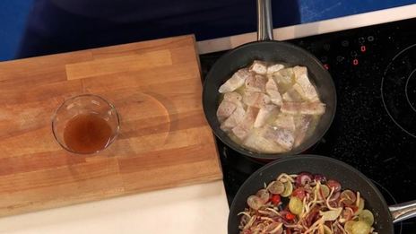 маринованный морской окунь с сельдереем и виноградом