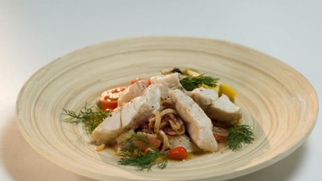 маринованный морской окунь с сельдереем и виноградом