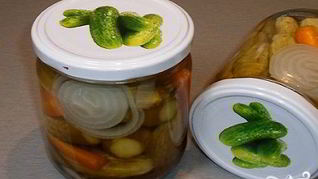 Маринованные огурцы с морковкой на зиму