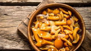 Маринованные опята с корицей