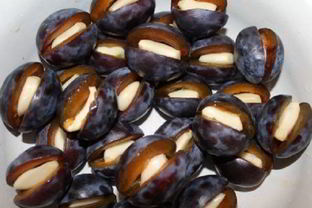 Маринованные сливы с чесноком