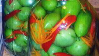 Маринованные зеленые помидоры шпигованные чесноком