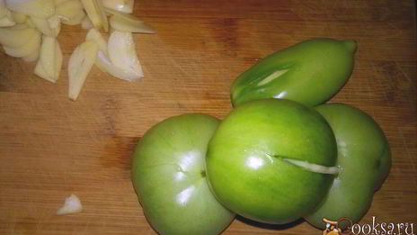 маринованные зеленые помидоры шпигованные чесноком