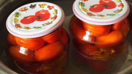 помидоры маринованные с бархатцами