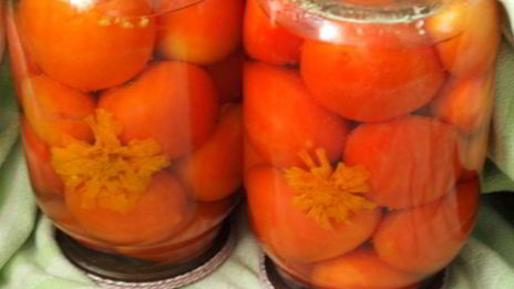 помидоры маринованные с бархатцами