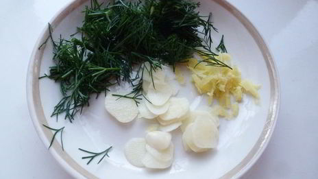 редис, маринованный с имбирем и чесноком