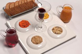 Ассорти из сливочного масла, варенье и морс