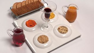 Ассорти из сливочного масла, варенье и морс