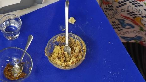 ассорти из сливочного масла, варенье и морс