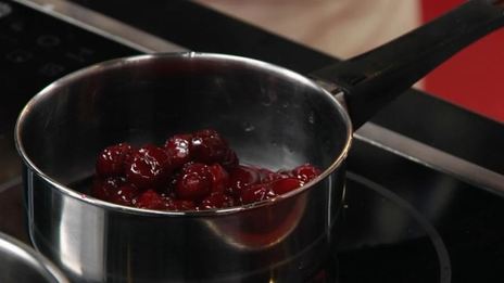 ассорти из сливочного масла, варенье и морс