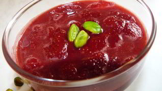 Клубничное варенье с белым шоколадом и фисташками