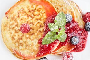 Сметанные блинчики с малиновым вареньем