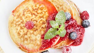 Сметанные блинчики с малиновым вареньем