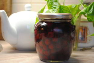 Вишневое варенье с косточками