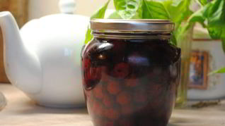 Вишневое варенье с косточками