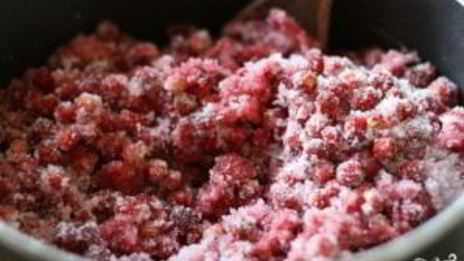 земляничное варенье с целыми ягодами