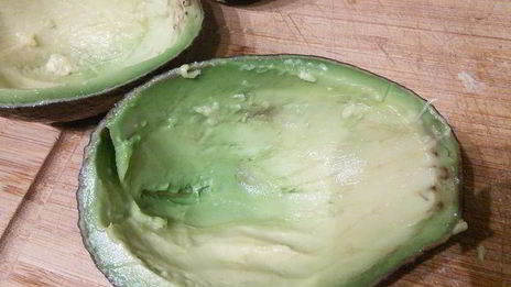 авокадо, фаршированный салатом из тунца