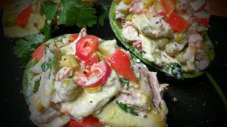 авокадо, фаршированный салатом из тунца