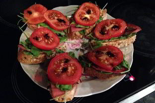 Бутерброд для завтрака с руколой