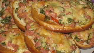 Бутерброд Ленивая пицца с колбасой и сыром