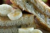 Бутерброд с бананами и арахисовой пастой