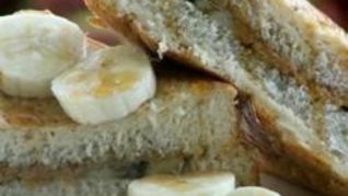 Бутерброд с бананами и арахисовой пастой