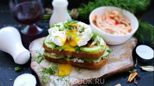 Бутерброд с маринованным кальмаром и яйцом