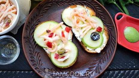 бутерброд с маринованным кальмаром и яйцом