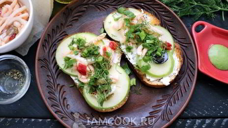 бутерброд с маринованным кальмаром и яйцом