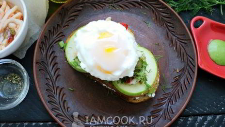 бутерброд с маринованным кальмаром и яйцом