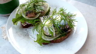 Бутерброд с соленой селедкой и редисом