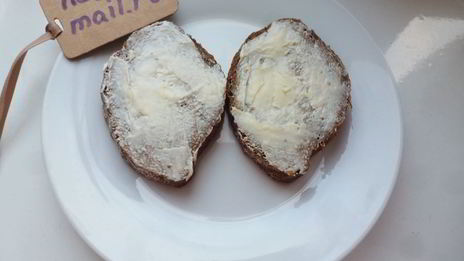 бутерброд с соленой селедкой и редисом