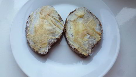 бутерброд с соленой селедкой и редисом