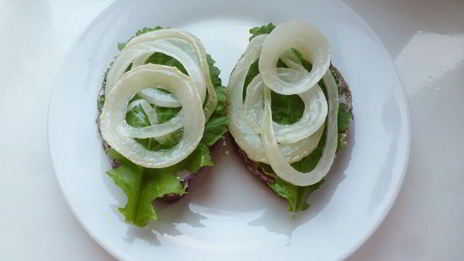 бутерброд с соленой селедкой и редисом