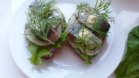 бутерброд с соленой селедкой и редисом