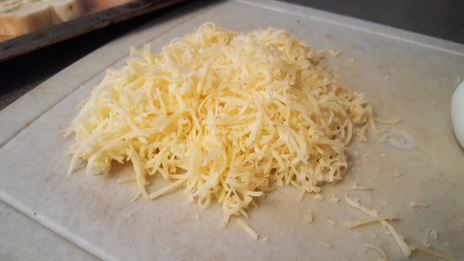 бутерброд с яйцом и сыром горячий