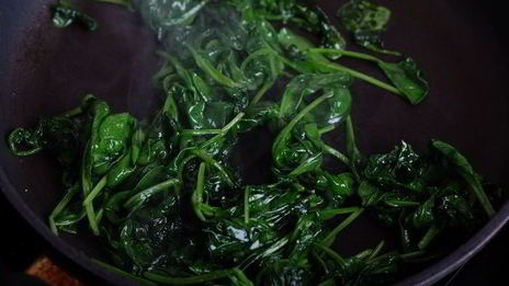 бутерброд со шпинатом, творожным сыром и перепелиным яйцом